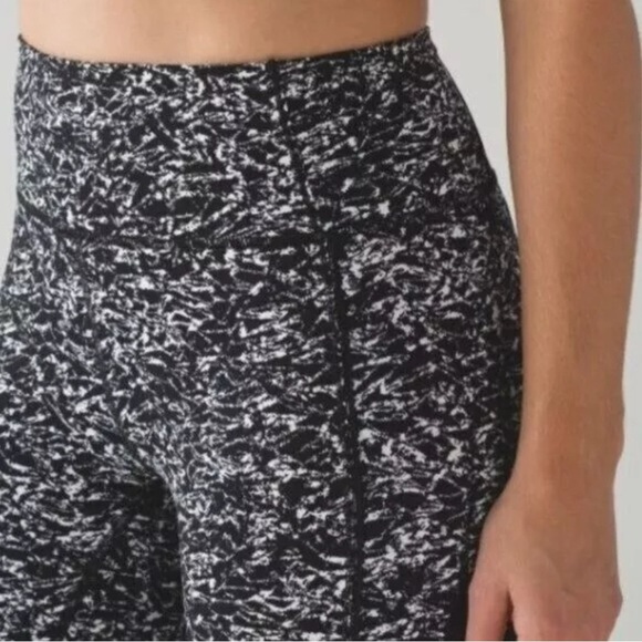 Lululemon Women’s Size 6 Cropped Leggings – Black White Abstract Print Mesh - Picture 2 of 11